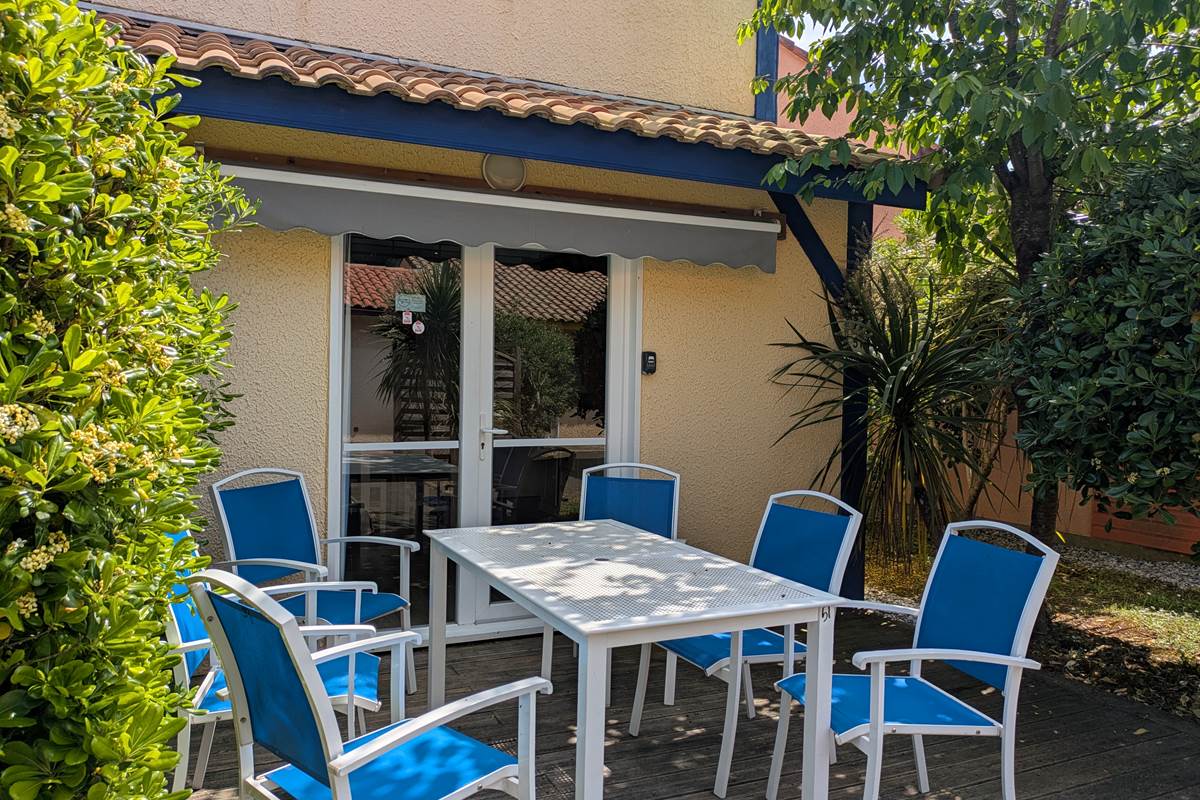 terrasse privative et salon de jardin.