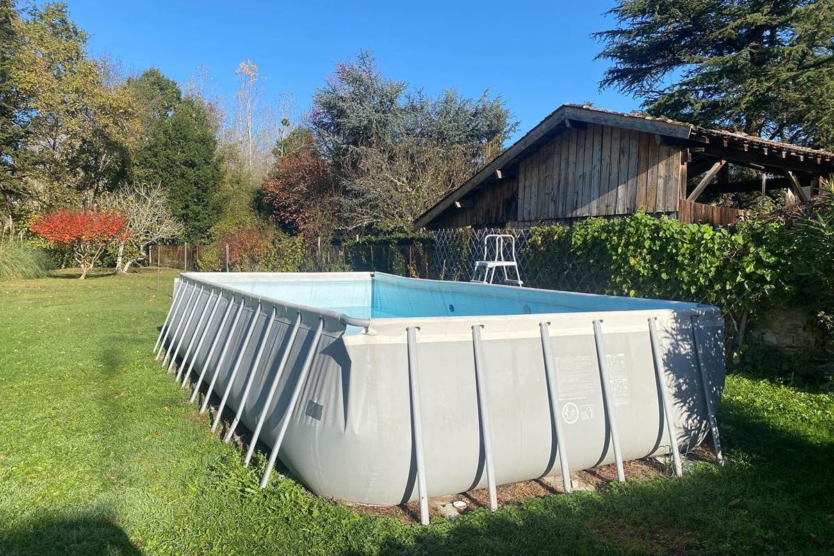 piscine-7x4m-hors-sol-gite-chambres-hotes-les-deux-chenes-transats-parasols