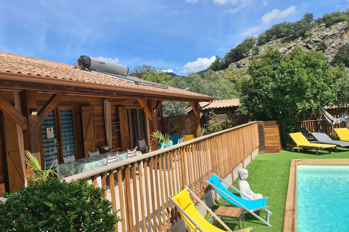 transats et parasols à disposition autour de la piscine