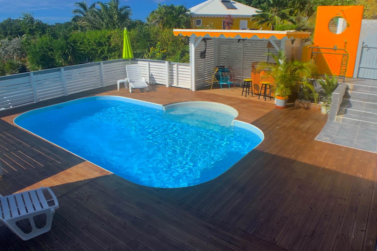 Espace piscine et bar attenant