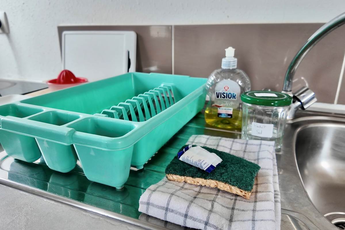cuisine avec torchon et produits de nettoyage