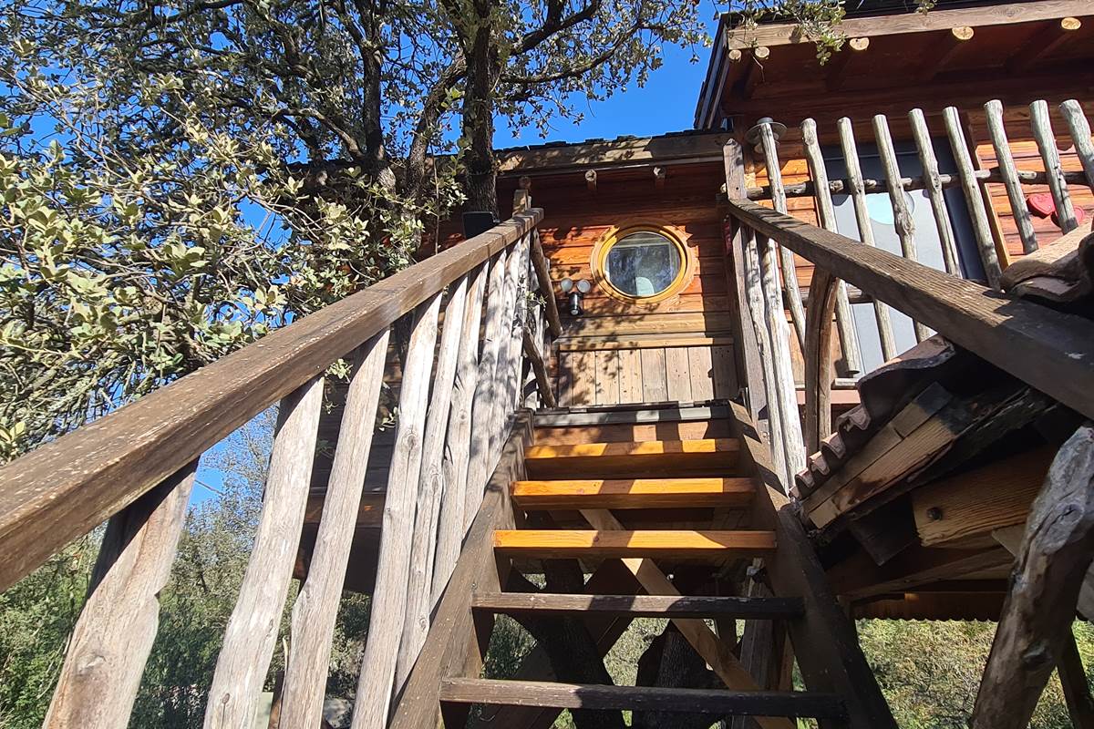 Un escalier en bois pour vous amener à 4m de hauteur