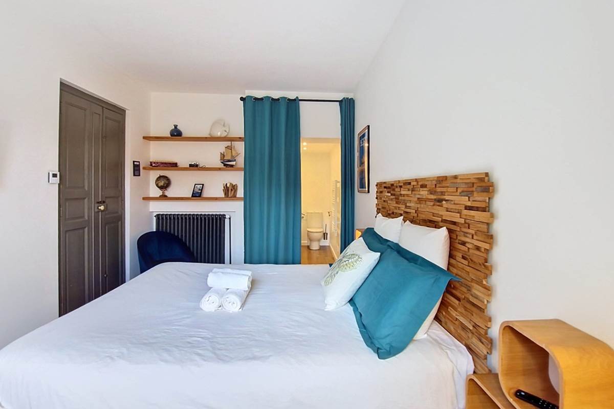 Chambre Bleue et accès à sa salle de bain privative