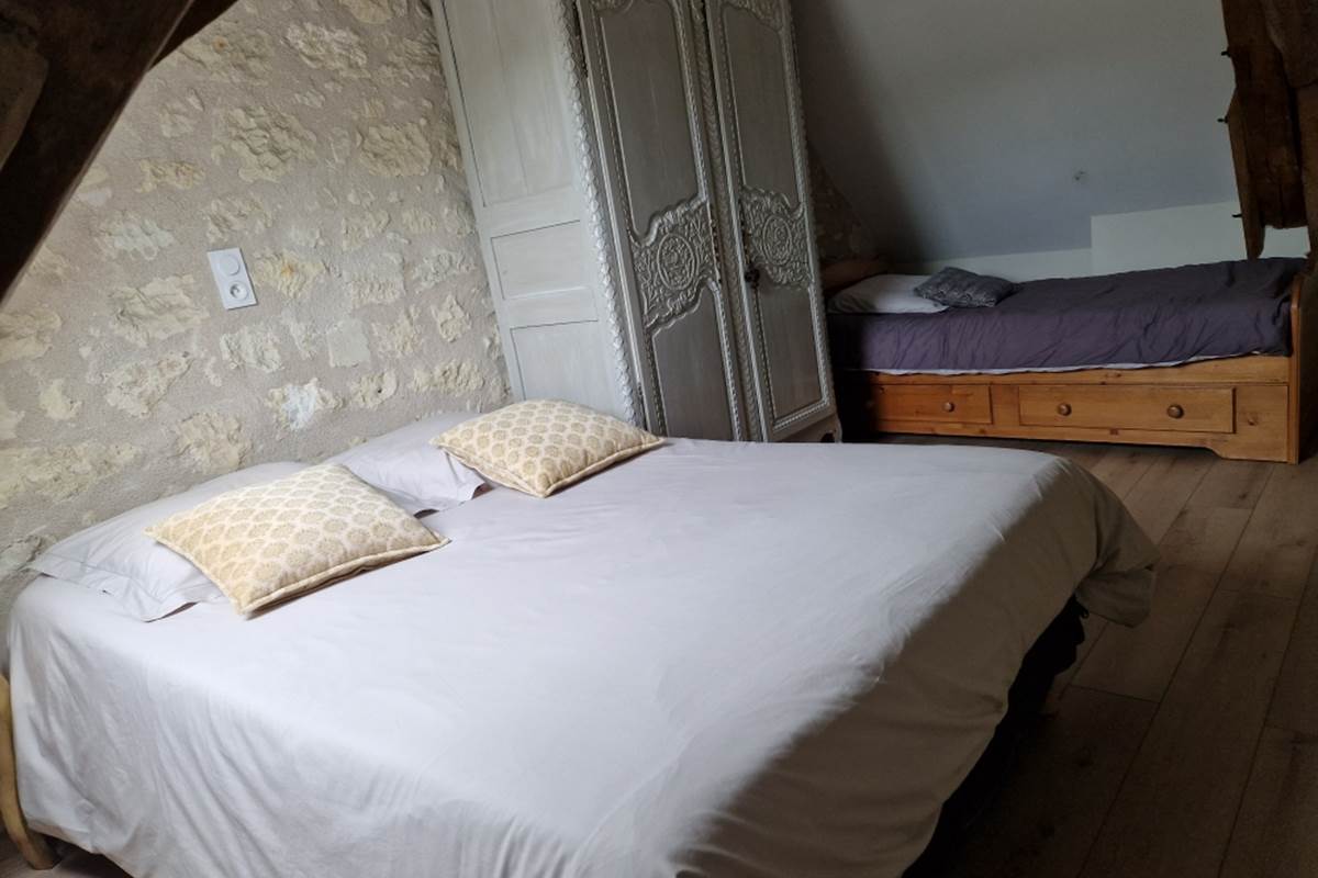 Chambre Rabelais du gîte de charme avec une atmosphère cosy et authentique.