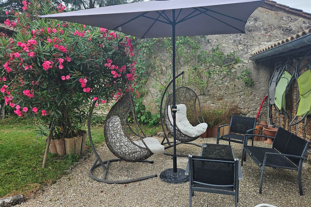 Salon de jardin-détente-relax-piscine-Les Deux-Chênes