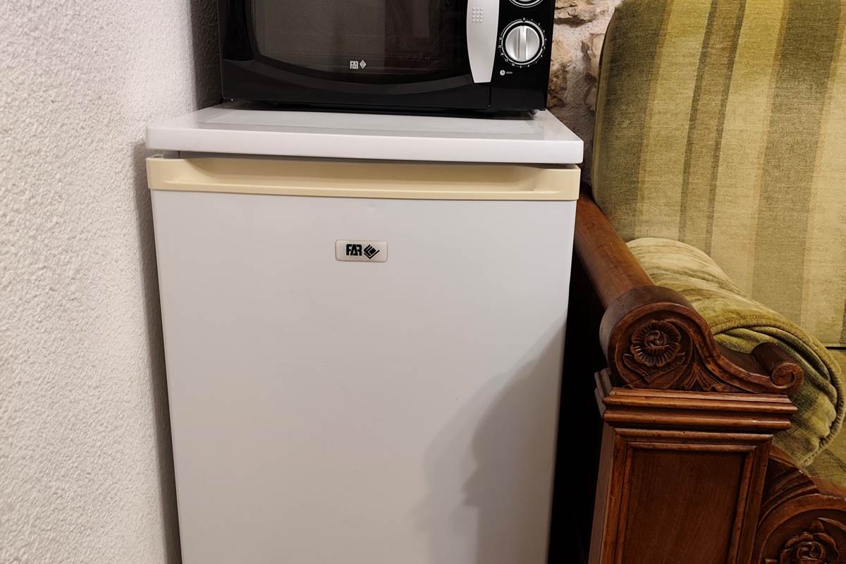 Frigo/freezer, micro-ondes commun, imprimante à disposition gratuit