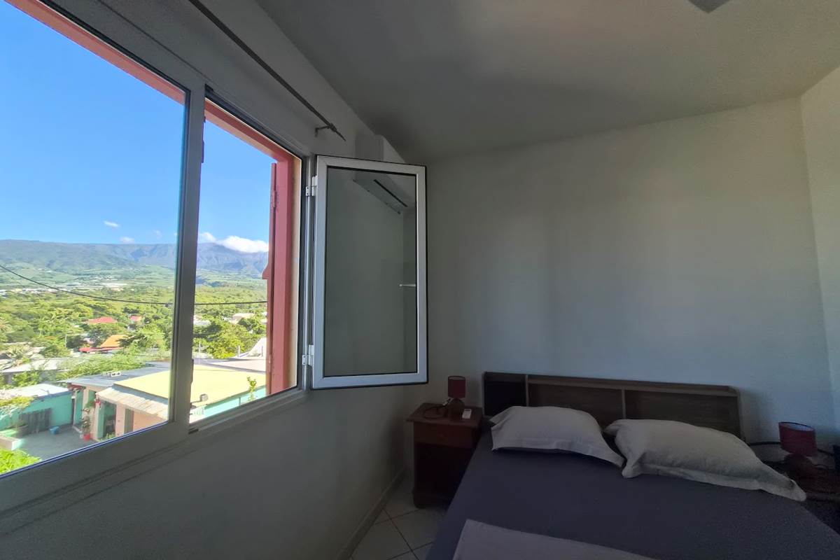 T2 Le frangipanier , chambre , climatiseur