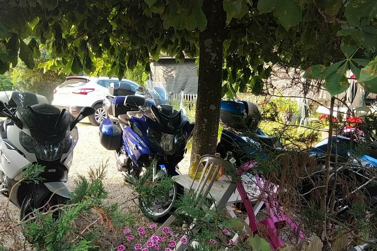 Vue parking gratuit, autos, motos, vélos à l'ombre des arbres