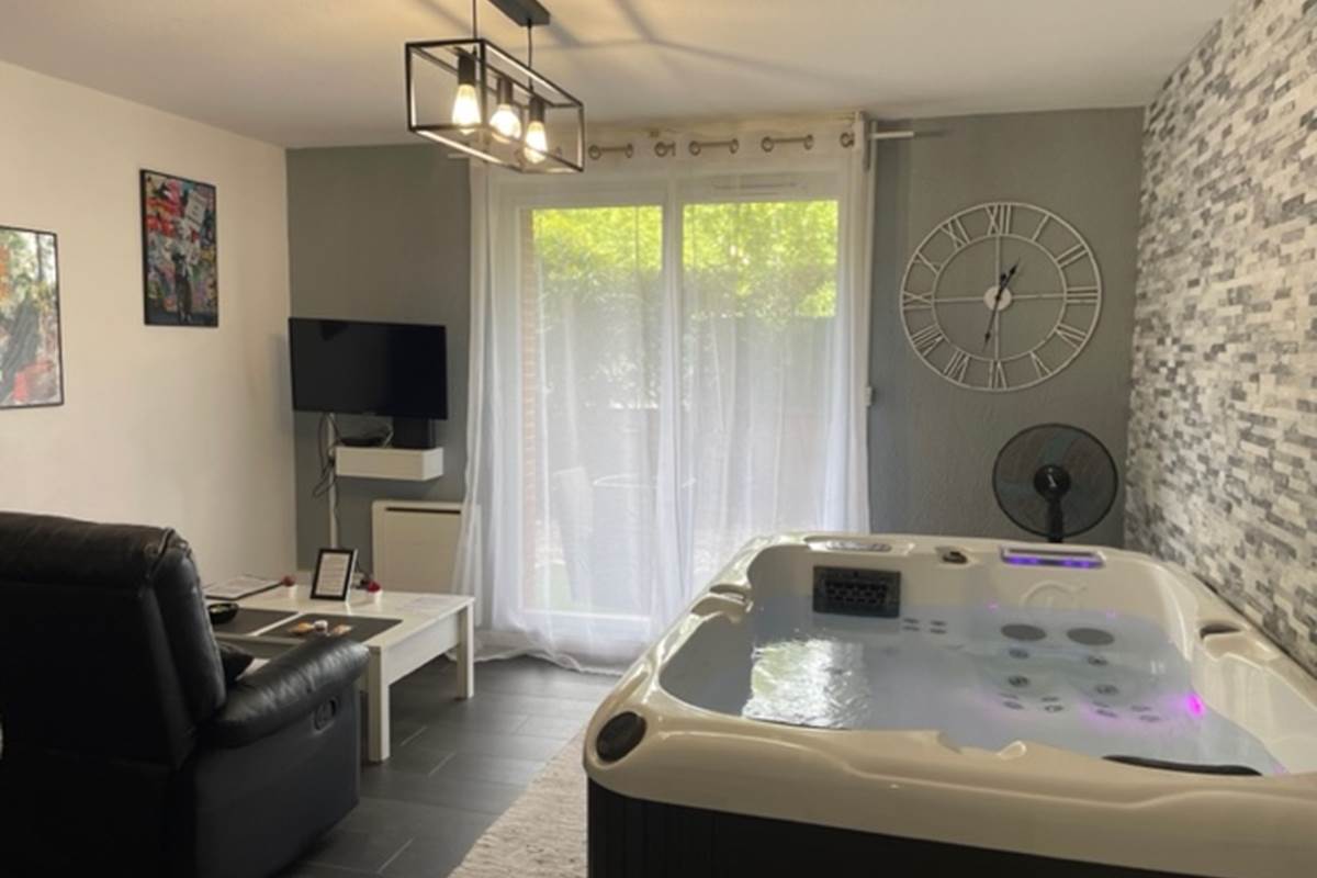 Salon avec jacuzzi privatif