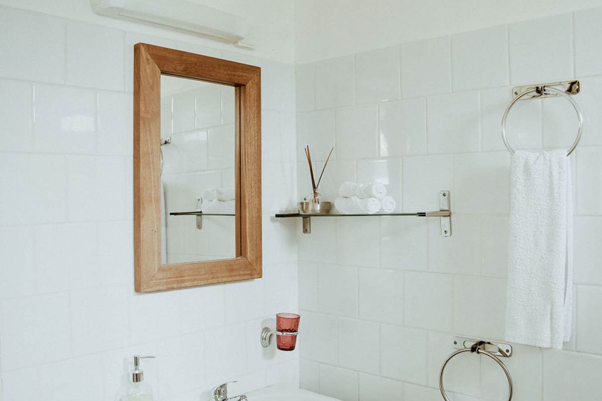 La salle de bain, douche italienne et toilette