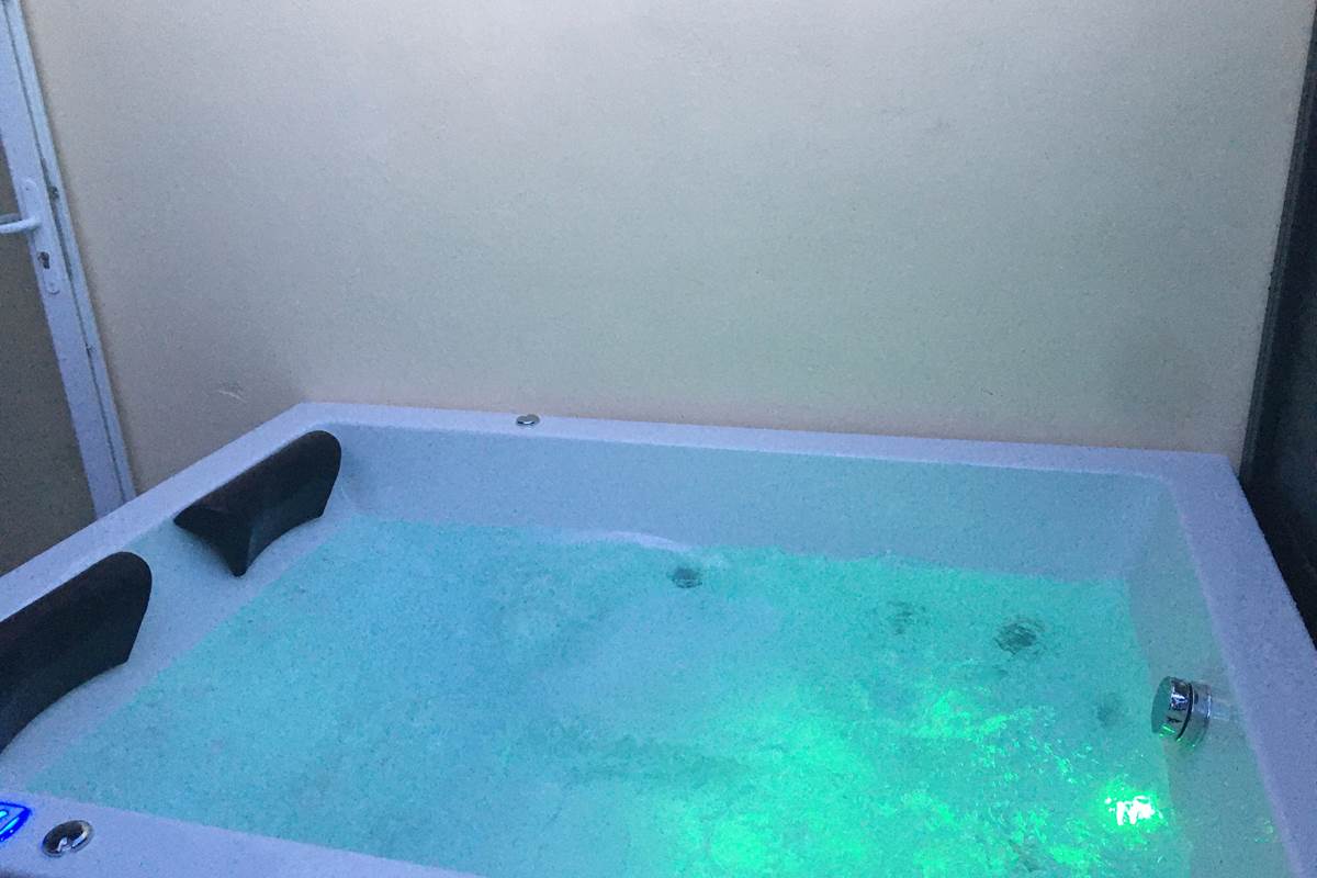 jacuzzy  privatif pour deux en exterieur  disponible d avril a octobre