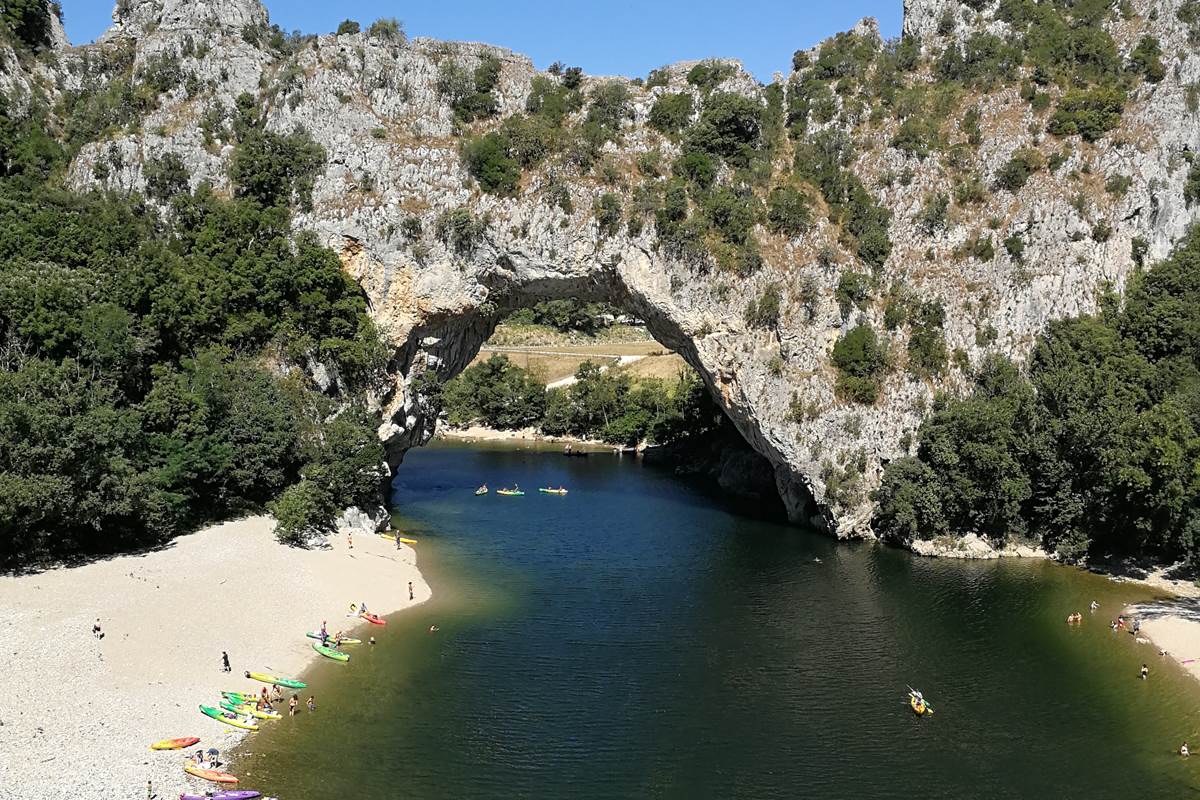 vue sur les monts d'Ardèche du gîte familial, gîte familial convivial et de regroupement d'amis en ardèche rhone alpes pde 16 à 24 personnes.