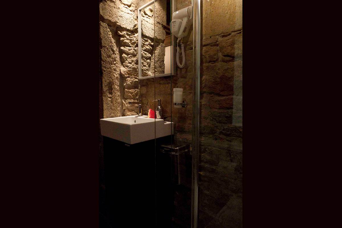 le lavabo avec un placard en dessous