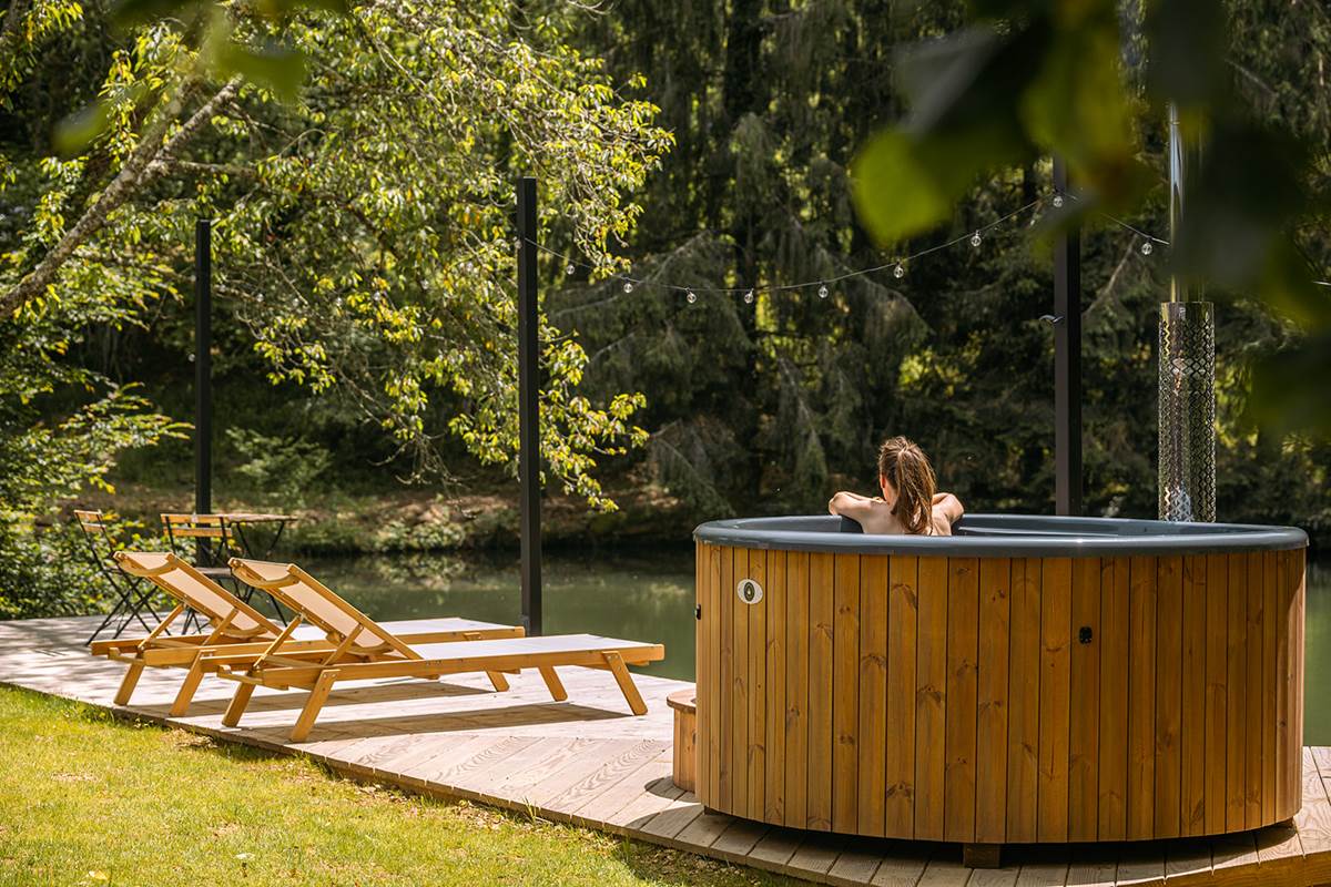 Grand bain nordique privatif chauffé au feu de bois