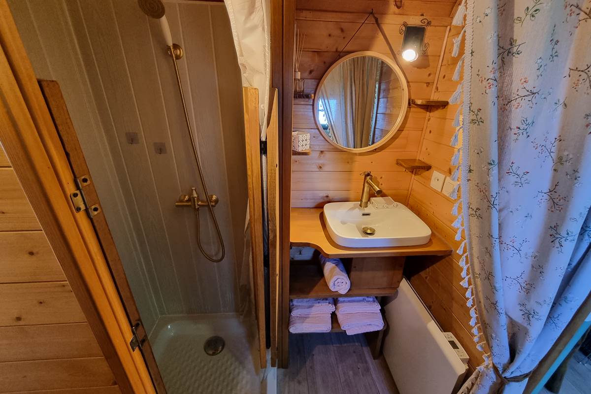 La douche avec linge de bain fourni.