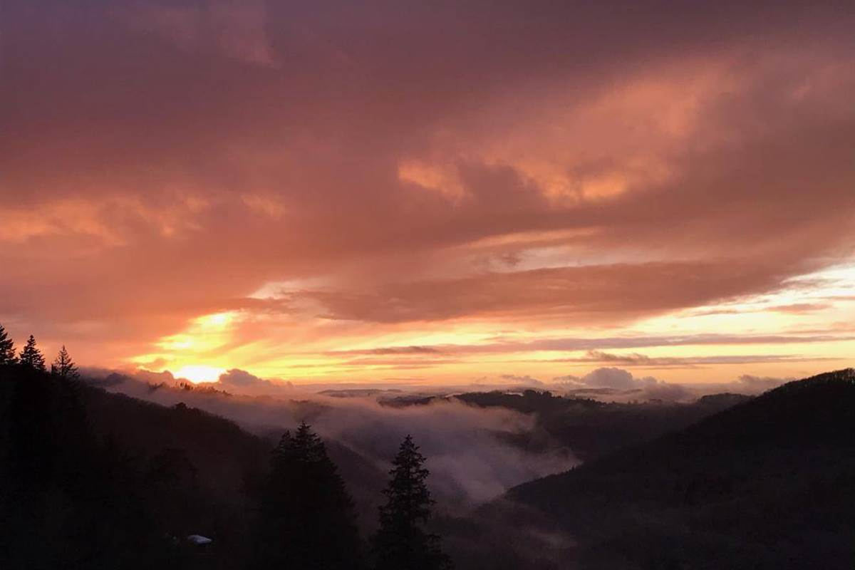 Couchers de soleil spectaculaires depuis les fenêtres de vos Gîtes "Le Chant des Sources" à Gimel-les-Cascades (19).