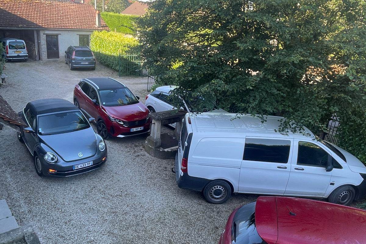 parking privé a l'avant de la chambre