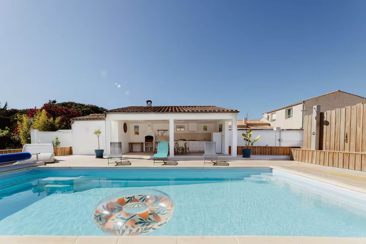 Piscine, terrasse ensoleillée de notre villa 3? sur l’île d’Oléron – repas en extérieur