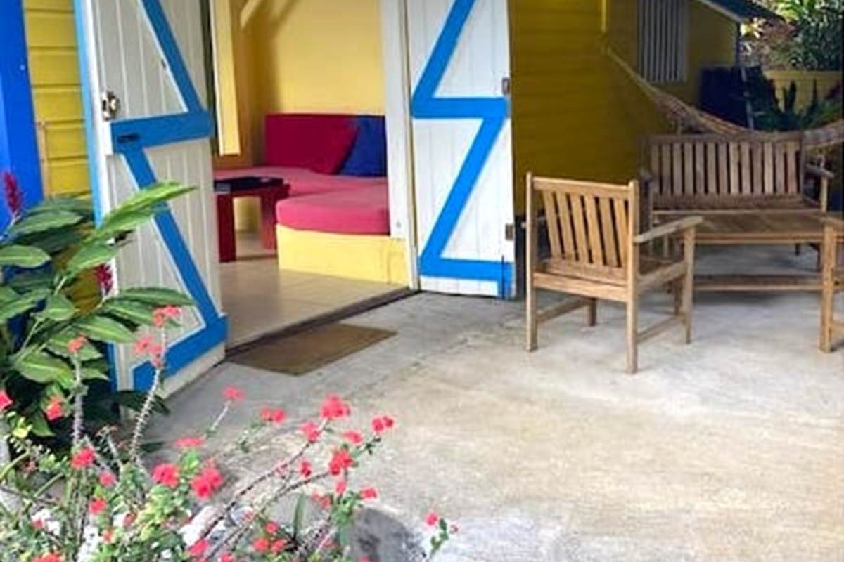 Terrasse privative et entrée du bungalow