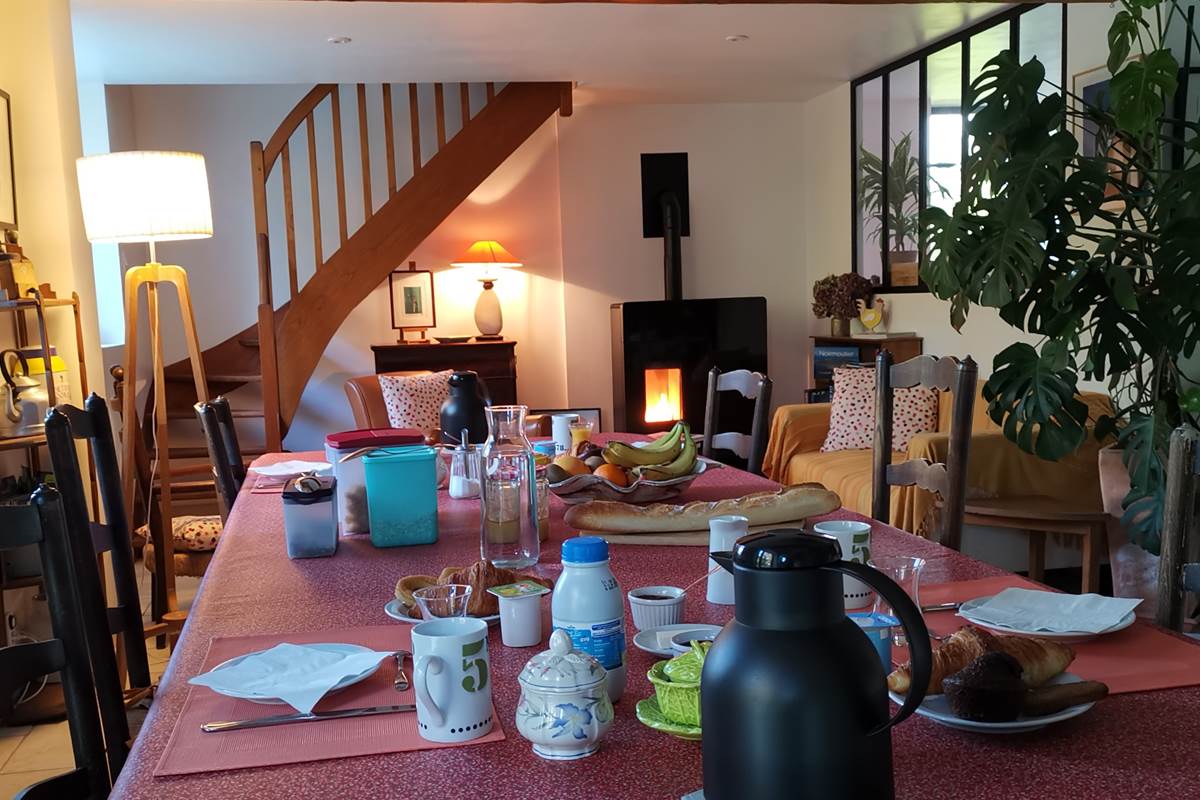 Pièce de vie où est servi le petit déjeuner, moulin de La Retardière Orvault-Nantes