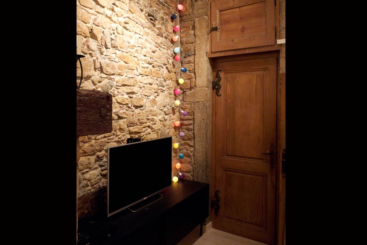 le coin "télé" à droite de la cheminée.