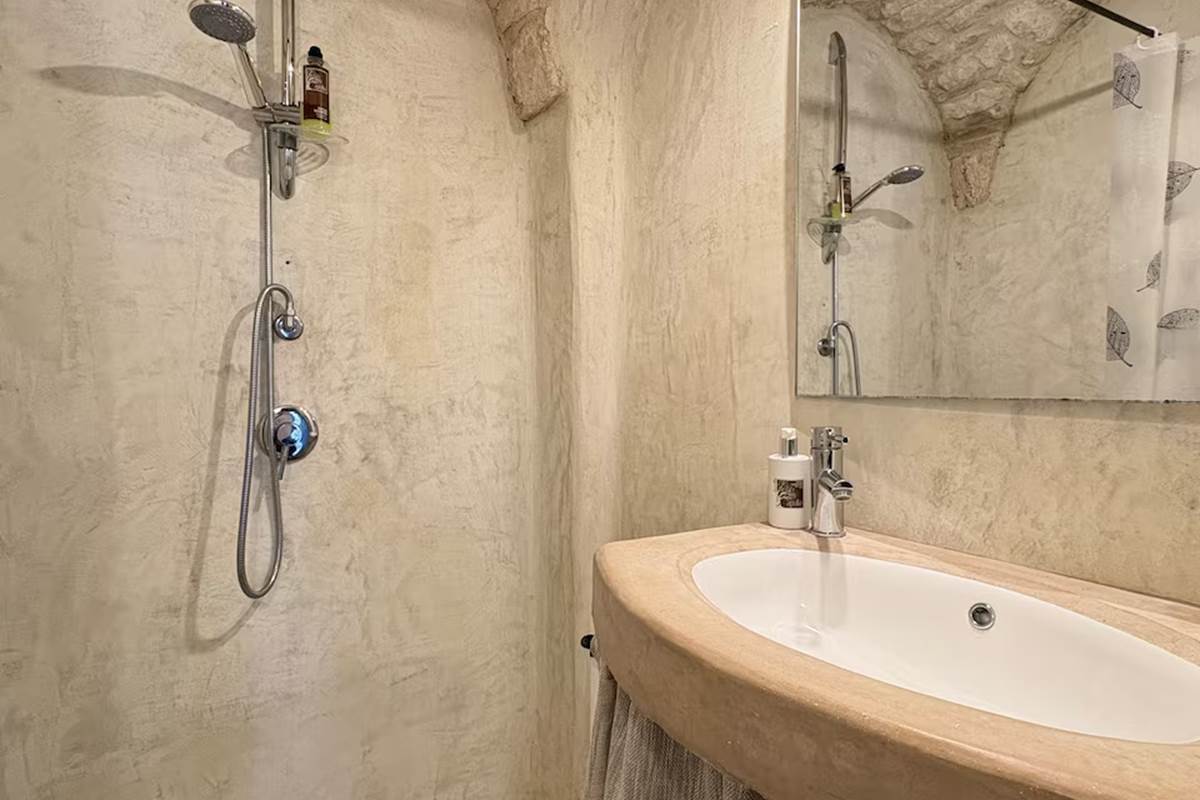 Salle de douche, wc, bidet, gel douche, séche cheveux