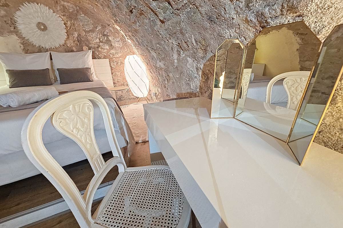 Coiffeuse dans chaque chambre avec miroir