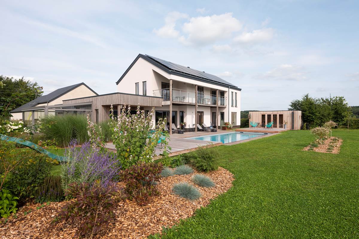 La Chabetaine, piscine et jardin arboré