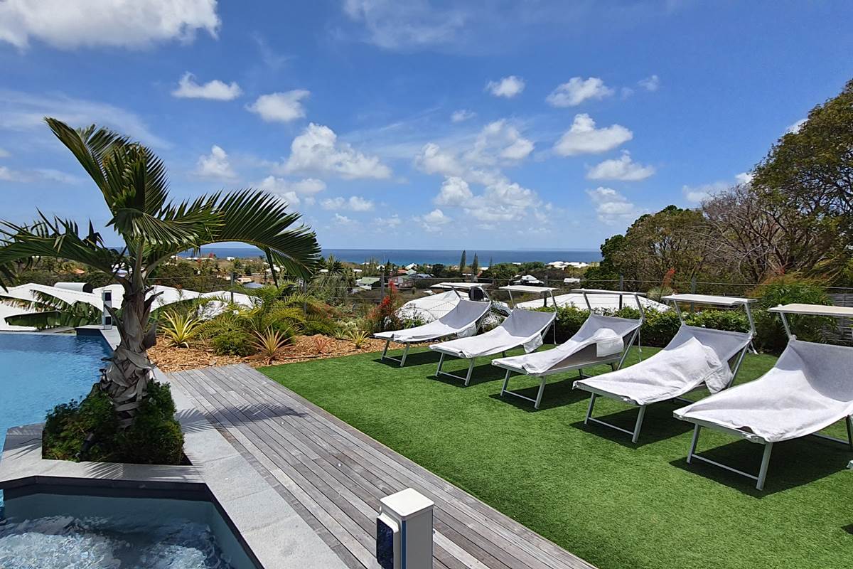 Bains de soleil et piscine vue mer