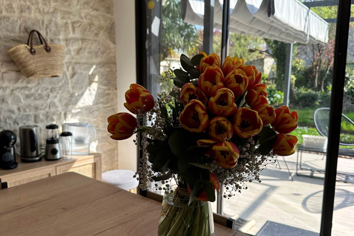 Cuisine_bouquet tulipes_vus jardin_La Grande Cavalerie