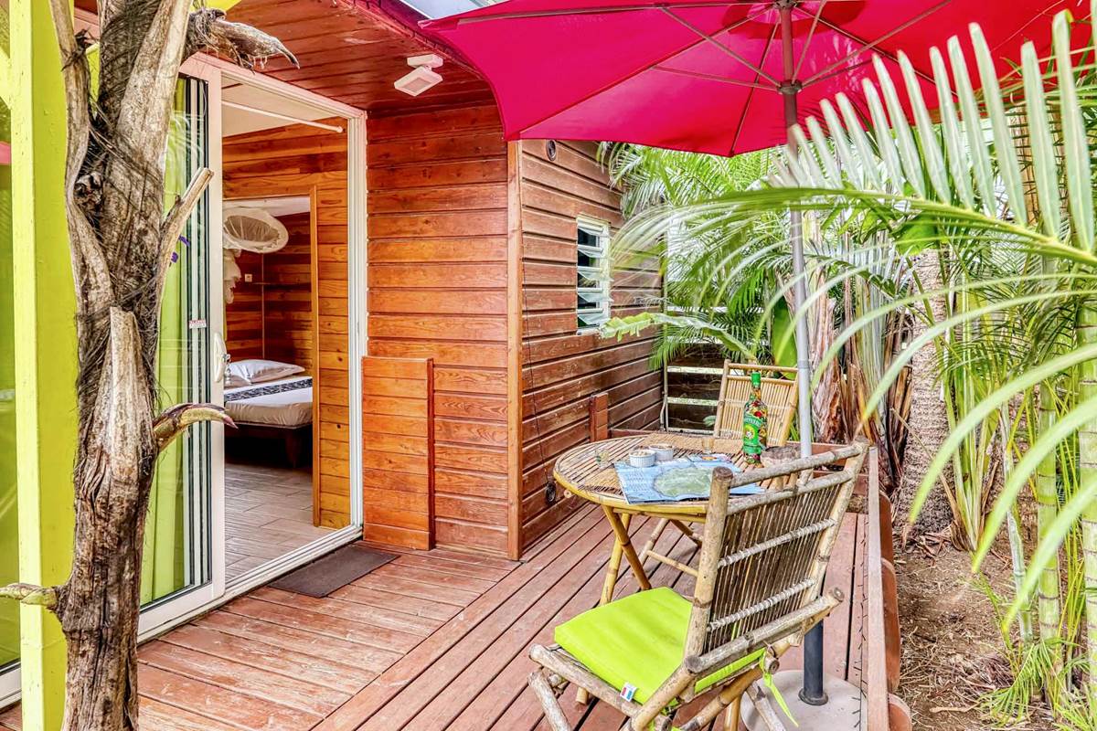 terrasse-entouree-de-plantes-tropicales-bungalow-ti-caze-nature-a-etang-sale-la-reunion.jpg