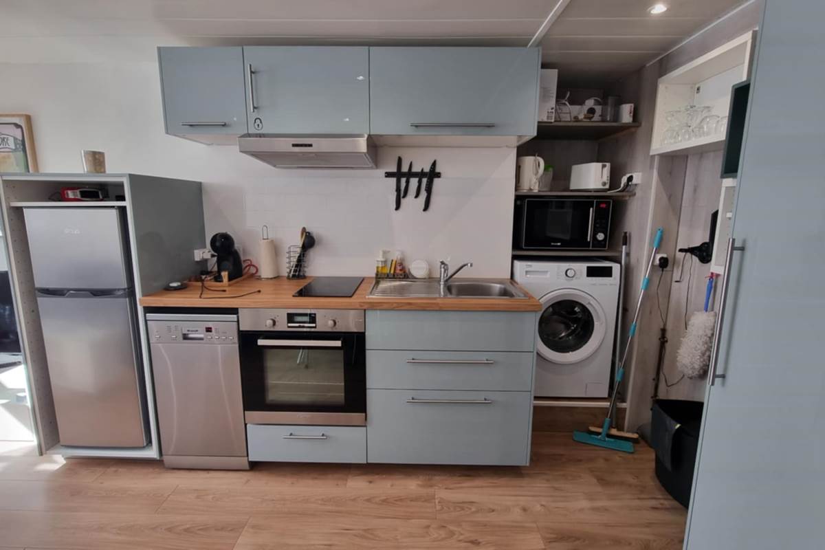 Cuisine ouverte SK-PADE – Fonctionnelle et lumineuse, parfaite pour séjour longue durée ou week-end nature en couple.