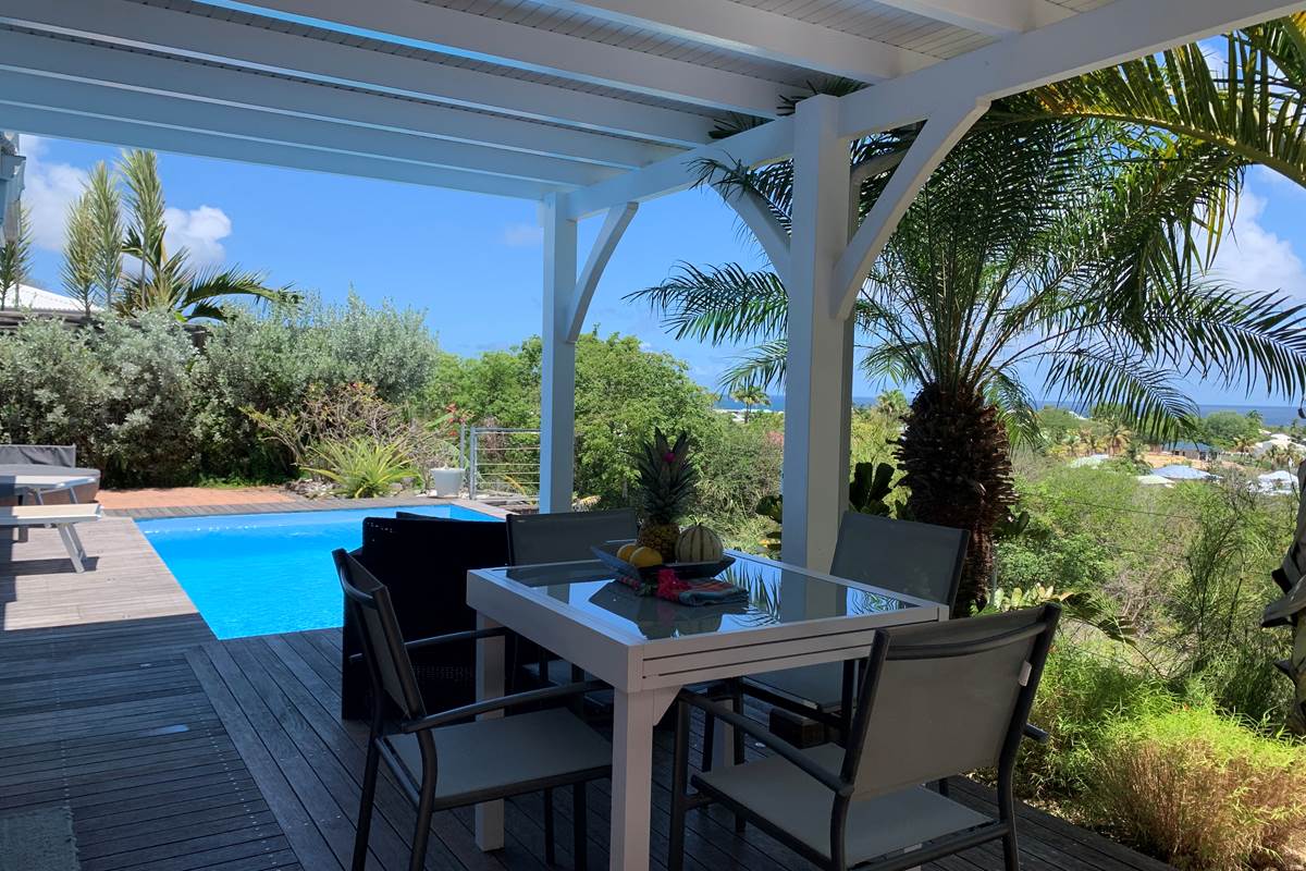 Coin repas extérieur vue mer