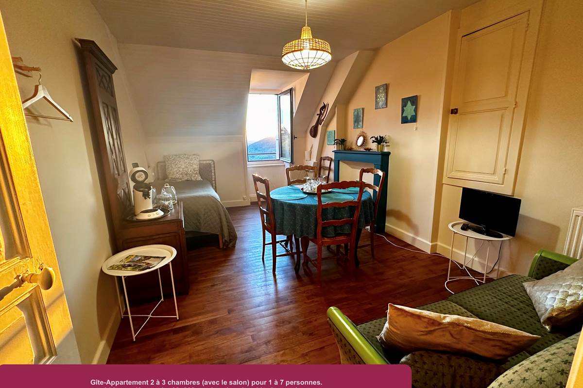 Gîte-Appartement : Lit supplémentaire dans le Salon 90x200 cm. Vue sur les Montagnes et la Vallée des Cascades plein Ouest.