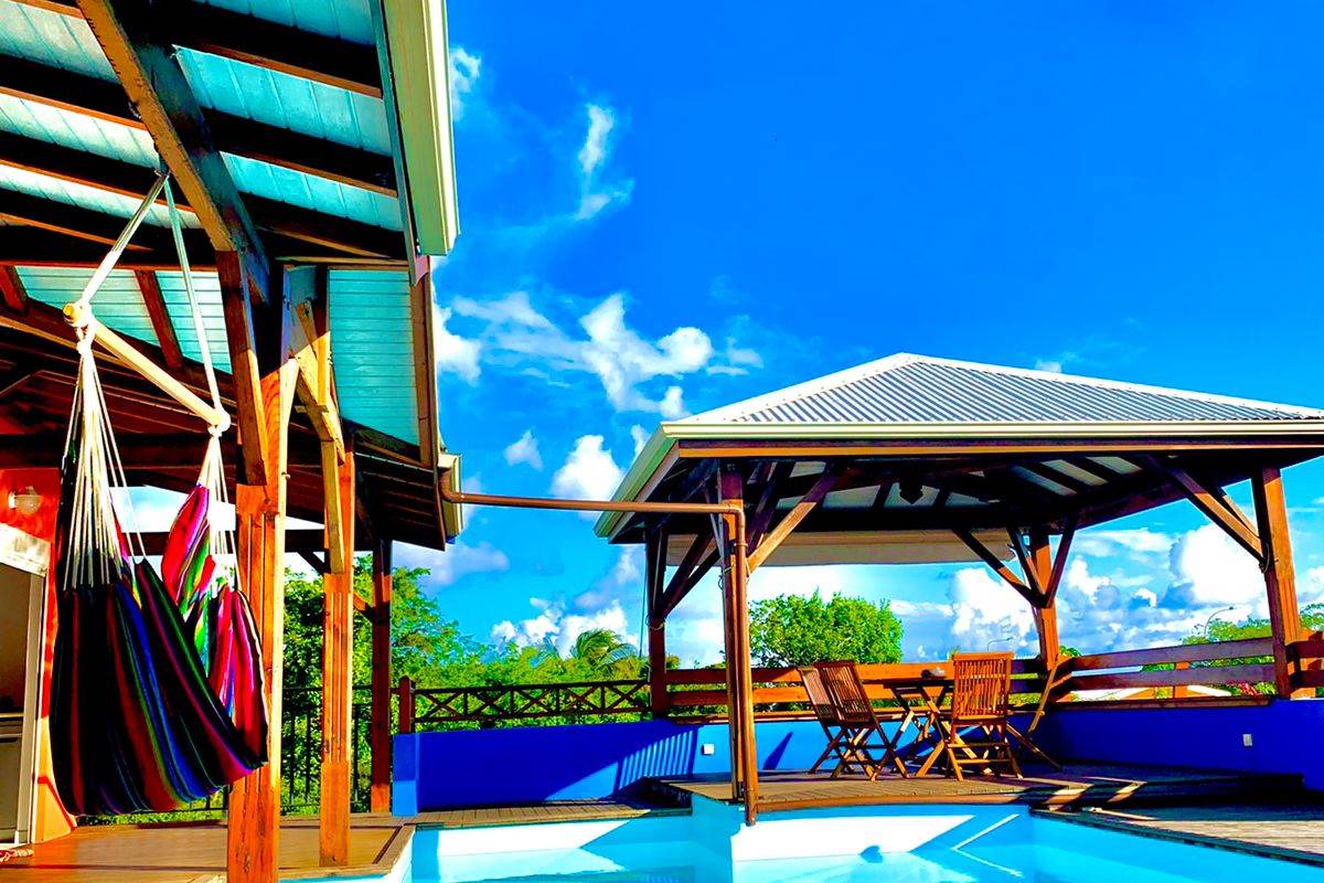 Piscine et ciel azur