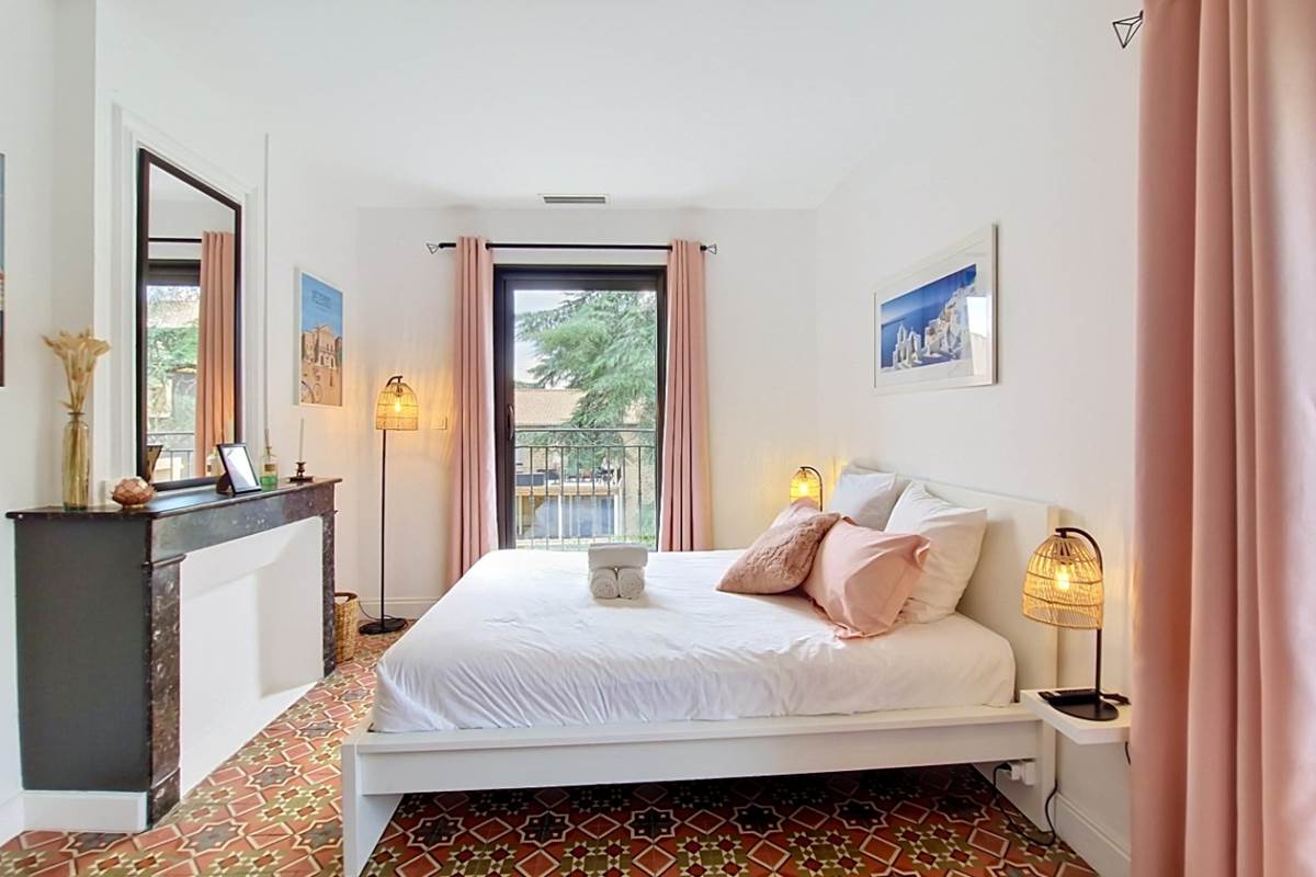 Vue générale de la Chambre Pastelle avec lit double et carreaux de ciment anciens