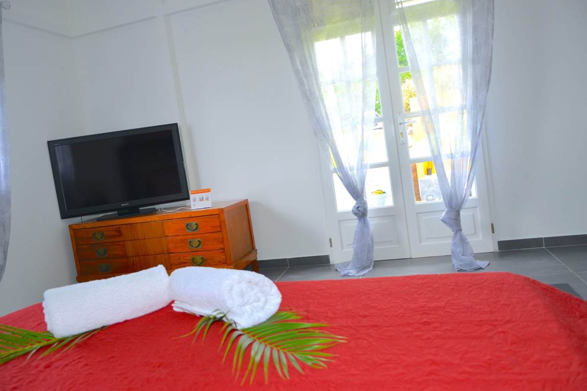Suite parentale avec vue sur piscine et salle de bain attenante