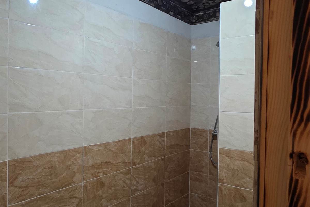 Spacious Bathroom with Unique Wooden Ceiling – Camping Hotel Amerdoul, Icht Tata