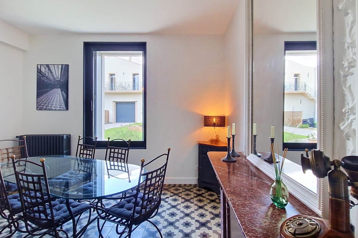 Salle à manger de La Vigneronne avec carreaux de ciment et cheminée en marbre