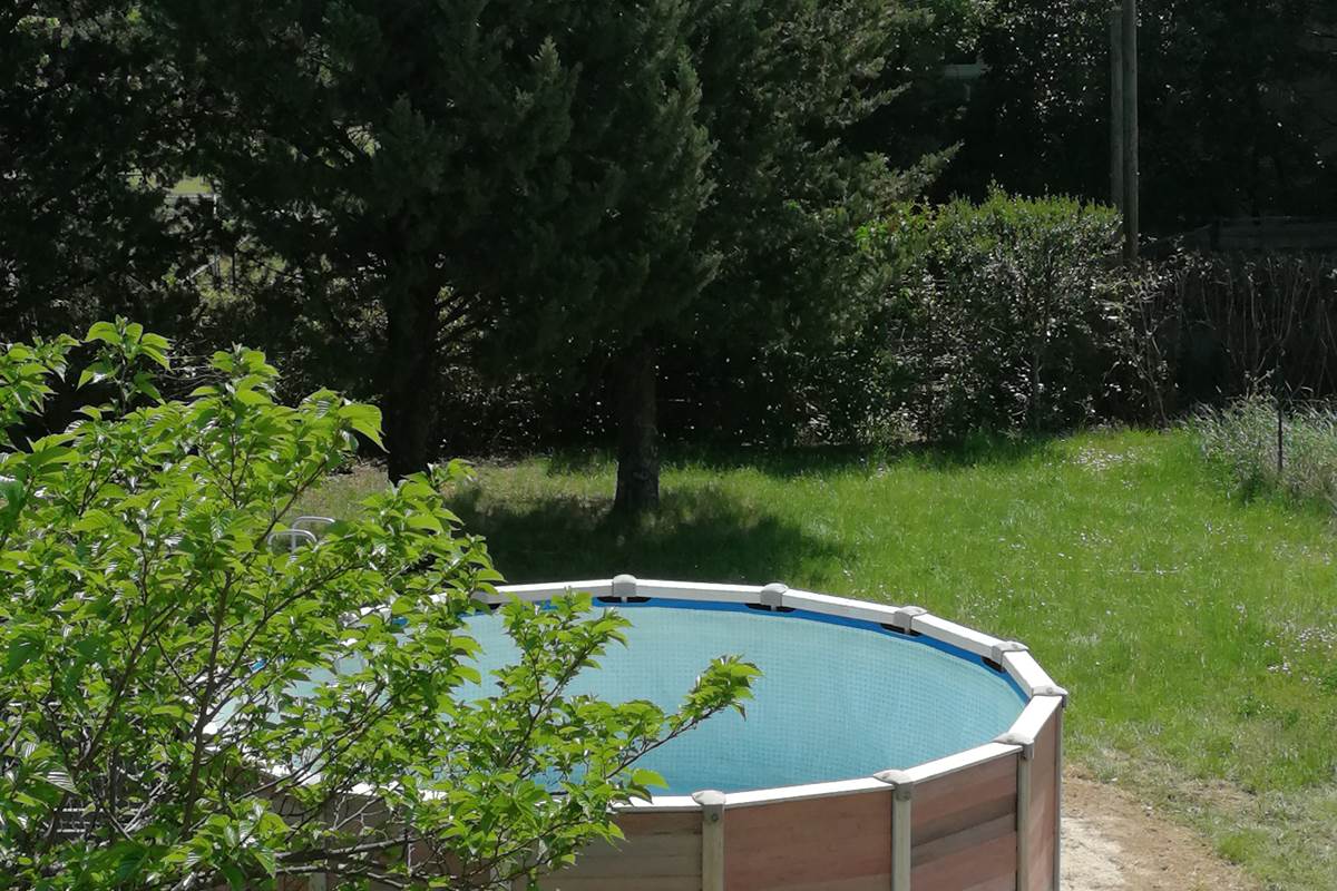 vue sur les monts d'Ardèche du gîte familial, gîte familial convivial et de regroupement d'amis en ardèche rhone alpes pde 16 à 24 personnes.