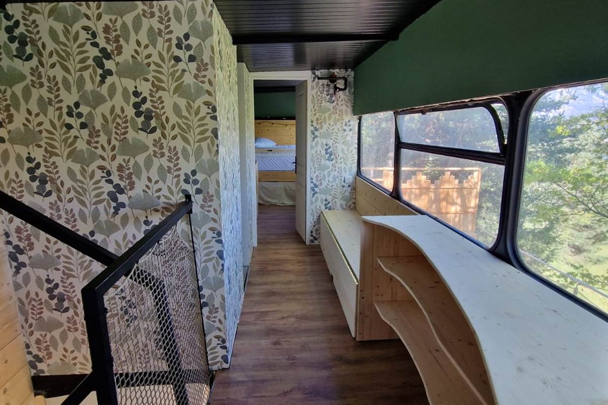 Le Bus Insolite - Couloir entre les deux chambres avec rangements faits main - Le Sauze-du-Lac