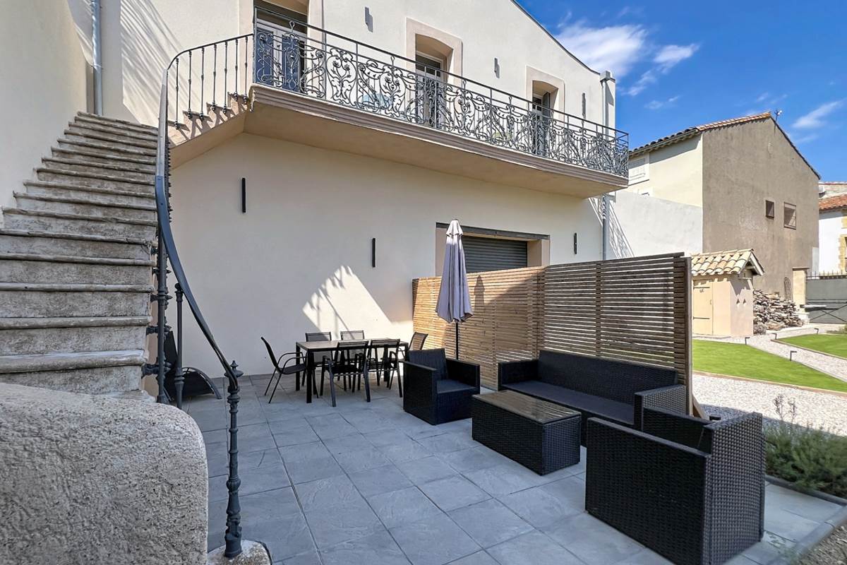 Terrasse privative du gîte Le Ramonetage avec table et mobilier de jardin et barbecue
