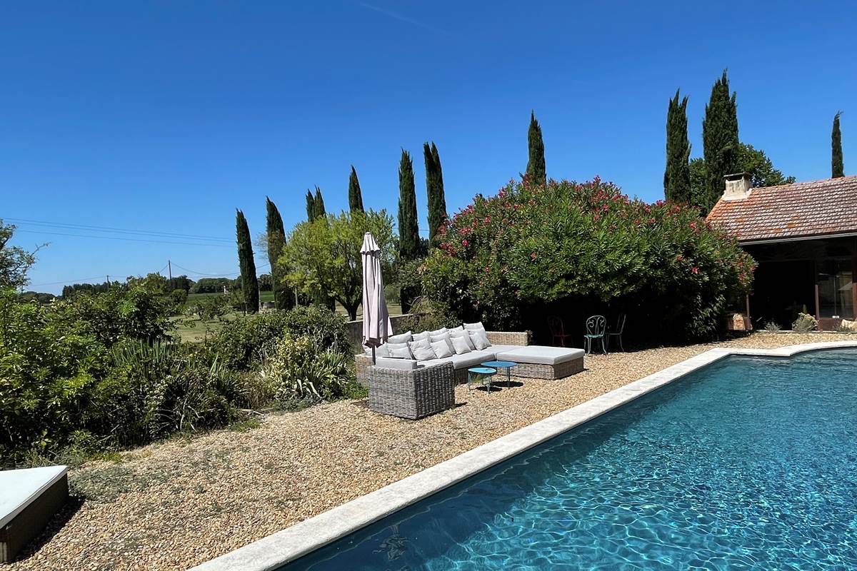 Le salon de jardin au bord de la piscine