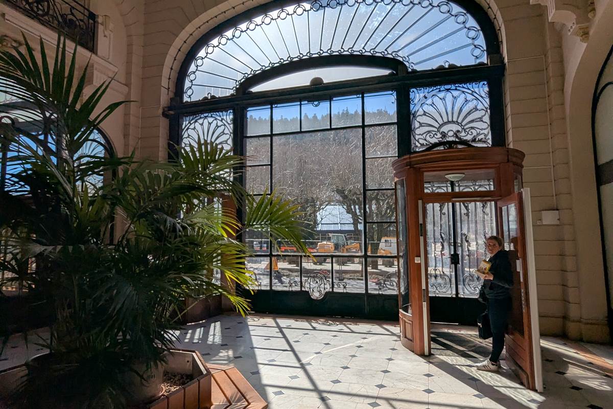 Entrée élégante – Accès sécurisé, immeuble calme et entretenu, en centre-ville et face aux Thermes du Mont-Dore.