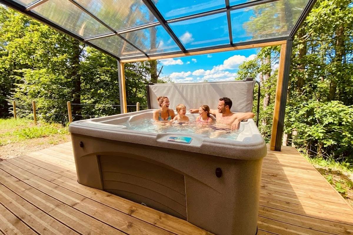 Spa privatif chauffé à 38°C avec vue sur la forêt