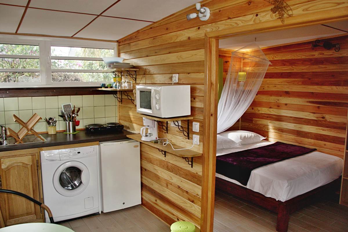 coin-cuisine-équipe-et-espace-nuit-location-meublee-cazadodo-a-etang-sale-974.jpg