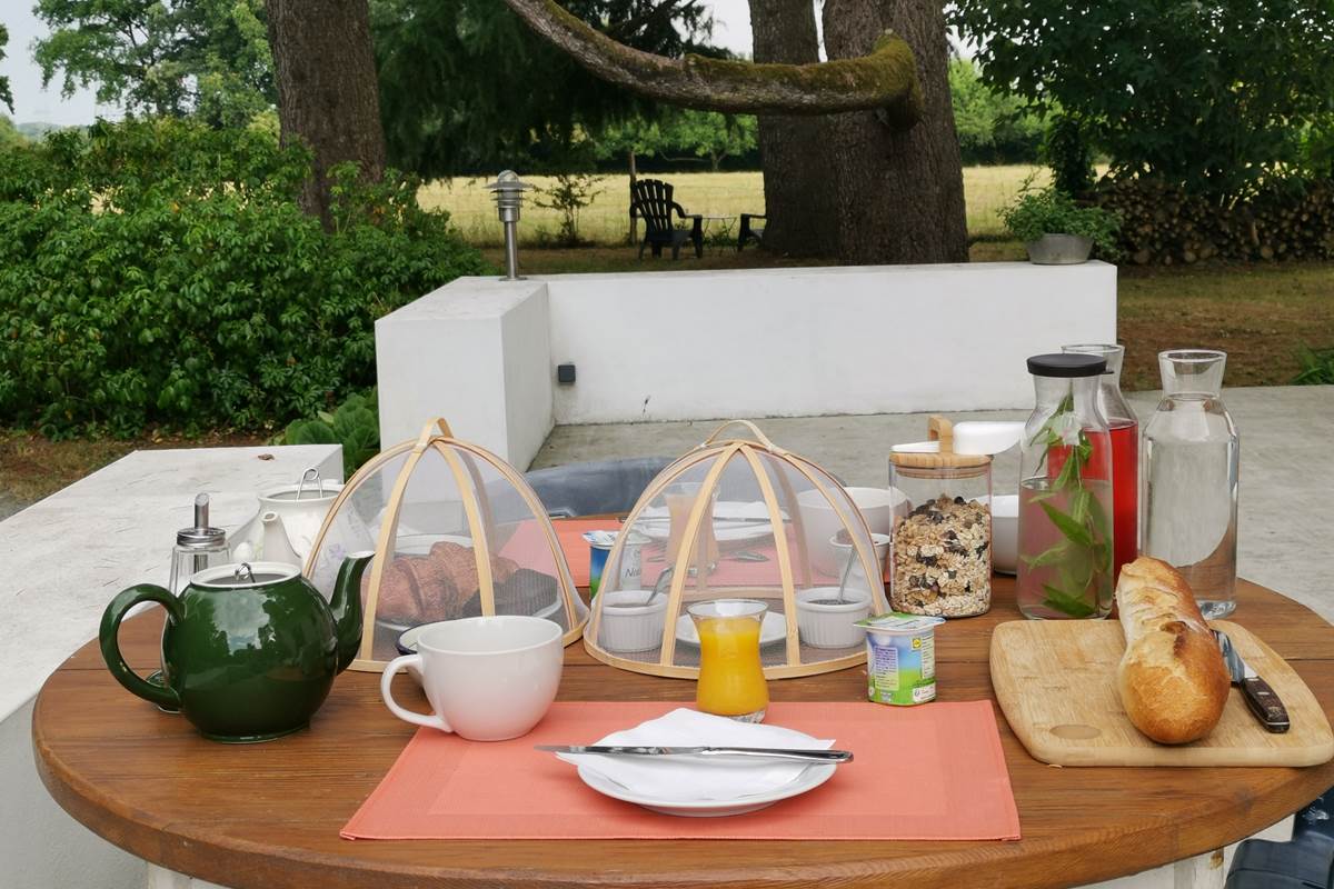 Petit déjeuner servi sur la terrasse principale, moulin de La Retardière, Orvault proche Nantes