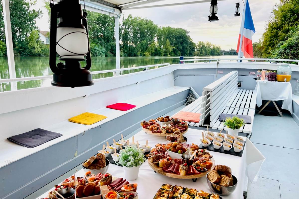 Cocktail et amuse-bouches, ambiance musicale
