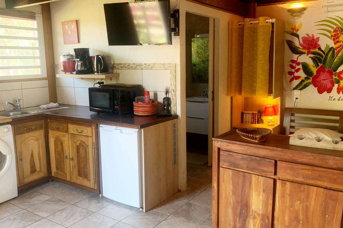 cuisine-et-vue-densemble-hébergement-ti-caze-dodo-etang-sale-974.jpg