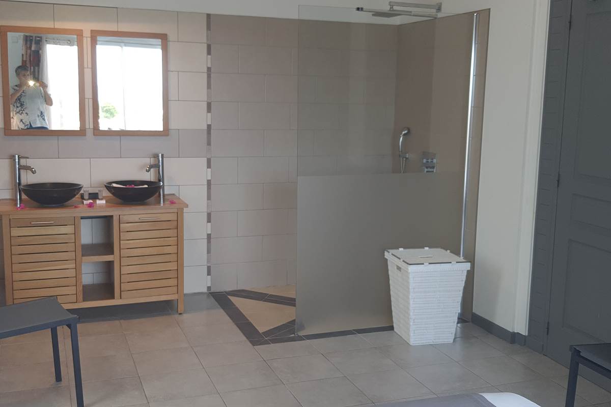 salle de douche ouverte chambre twin